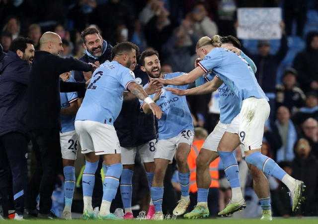 足球曝英超豪门盯上天才中卫，报价或破纪录